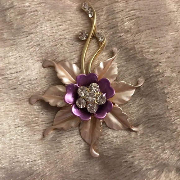 ♦️SOLD♦️ Gold-Tone Flower Broach - Picture 2 of 4